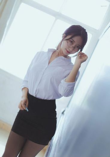 小人被女巨人穿在鞋子里游戏_1080P高清在线